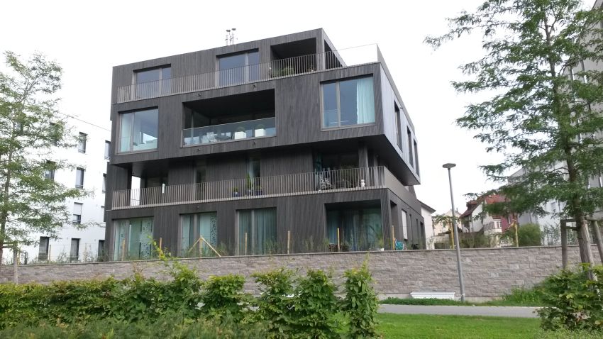 Mehrfamilienhaus in Holzrahmenbauweise Aussenansicht mit grauer Fassade
